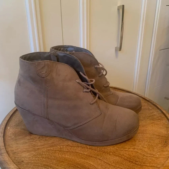 Merona Tan Faux Suede Booties - 10M - Picture 2 of 8